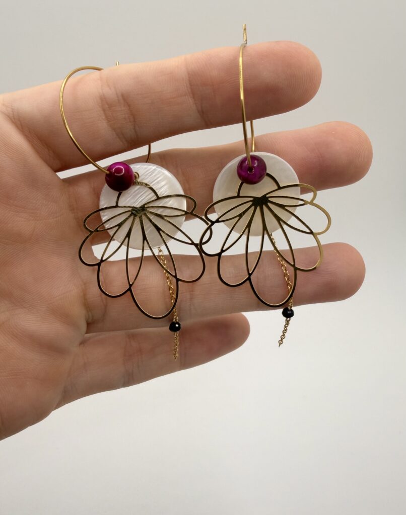 Boucles d'oreilles créoles Lucia orchidée nacrée, pensées et assemblées à La Réunion (974)