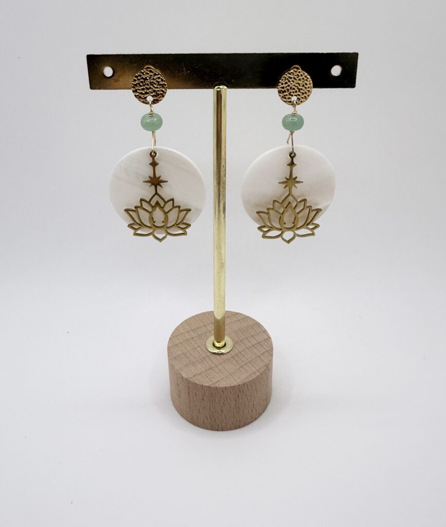 Boucles d'oreilles Lotus Nacré dorées et nacre blanche avec aventurine, pensées et assemblées à La Réunion (974)