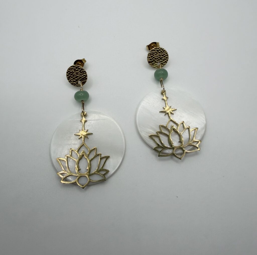 Boucles d'oreilles Lotus Nacré dorées et nacre blanche avec aventurine, pensées et assemblées à La Réunion (974)