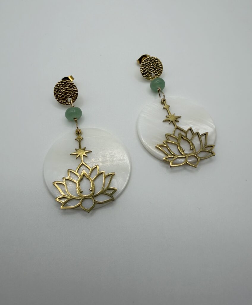 Boucles d'oreilles Lotus Nacré dorées et nacre blanche avec aventurine, pensées et assemblées à La Réunion (974)