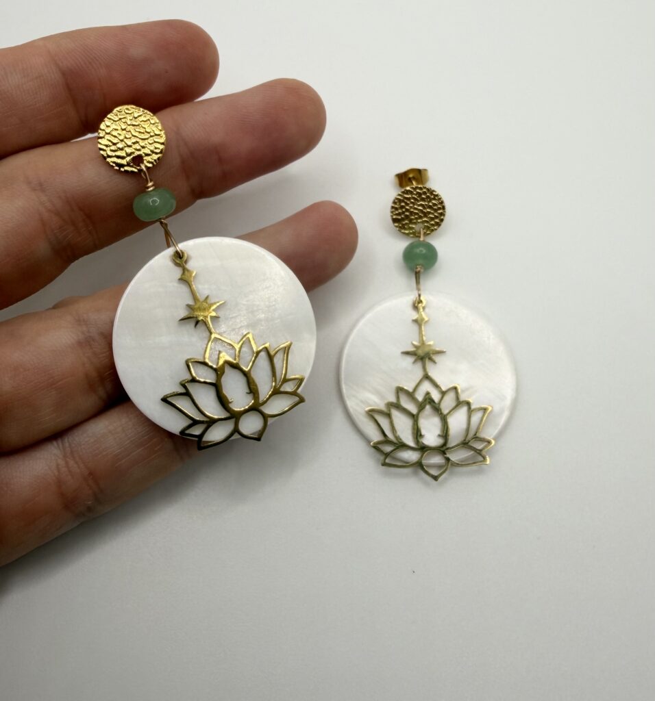 Alt text : Boucles d'oreilles Lotus Nacré dorées et nacre blanche avec aventurine, pensées et assemblées à La Réunion (974)