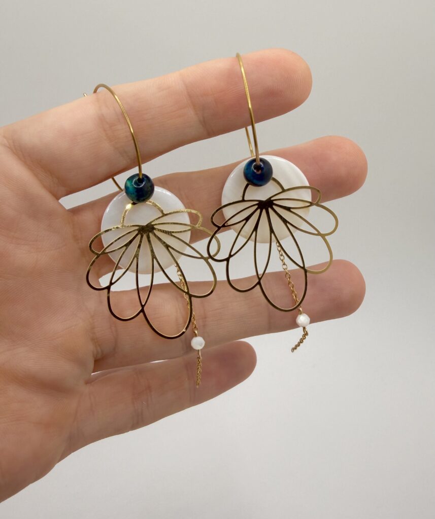 Boucles d'oreilles créoles Lucia orchidée nacrée, pensées et assemblées à La Réunion (974)