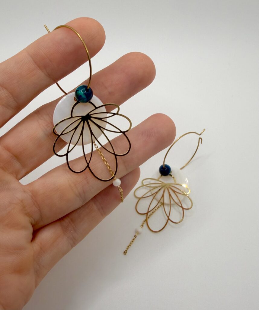 Boucles d'oreilles créoles Lucia orchidée nacrée, pensées et assemblées à La Réunion (974)