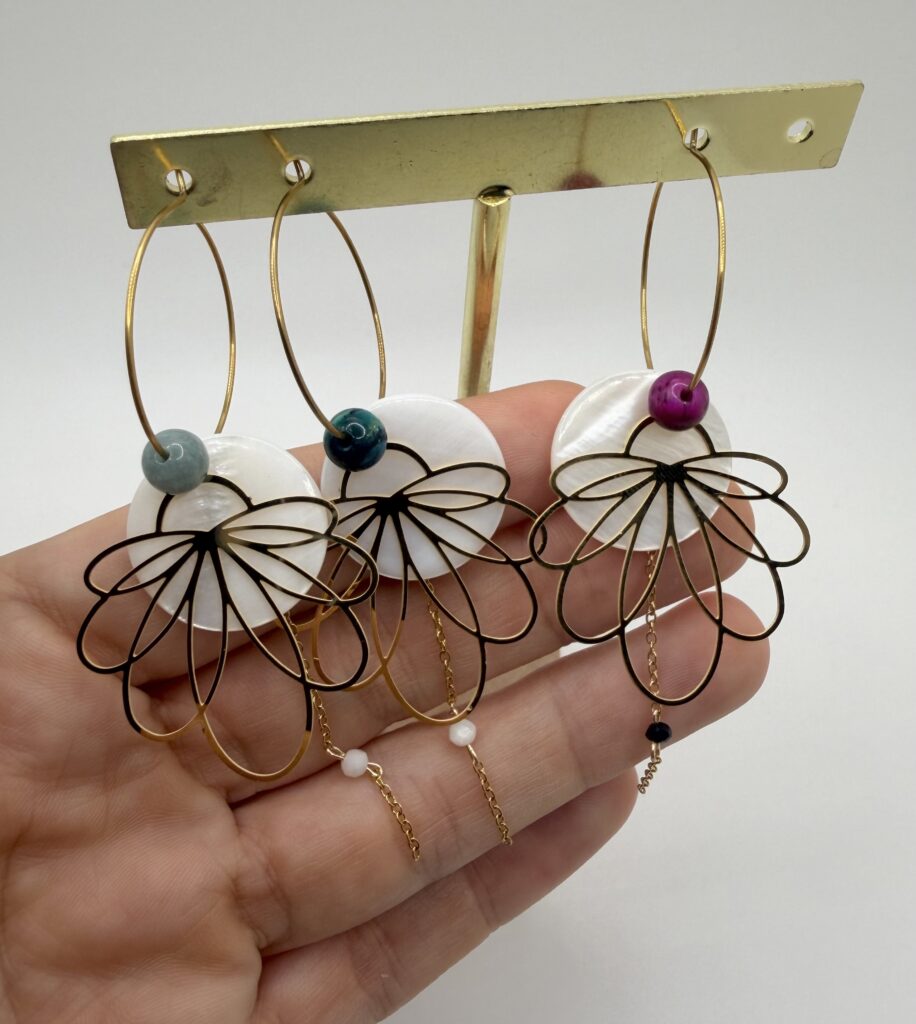 Boucles d'oreilles créoles Lucia orchidée nacrée, pensées et assemblées à La Réunion (974)