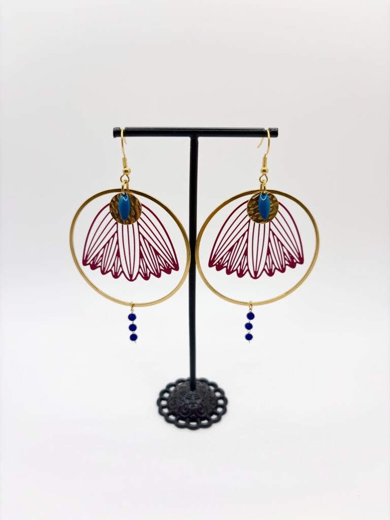 Boucles d'oreilles pendantes Fleur de Muguet Fuchsia et bleue, pensées et assemblées à La Réunion (974)