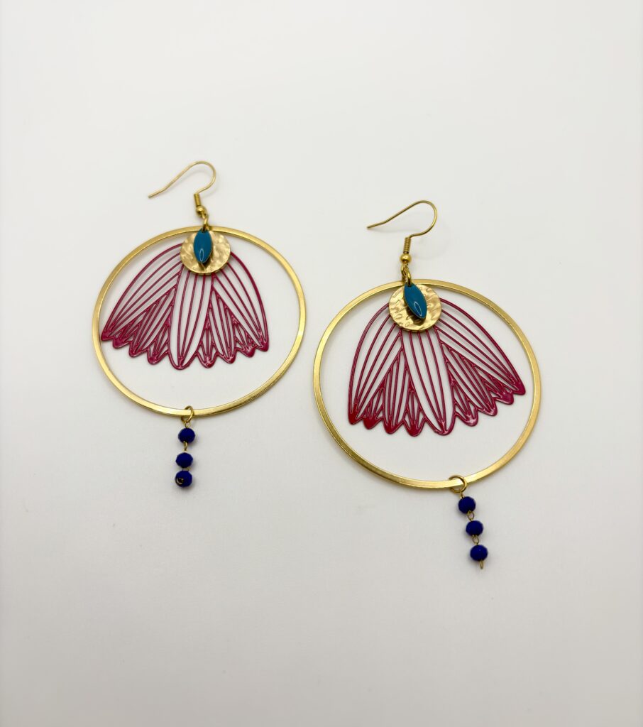 Boucles d'oreilles pendantes Fleur de Muguet Fuchsia et bleue, pensées et assemblées à La Réunion (974)