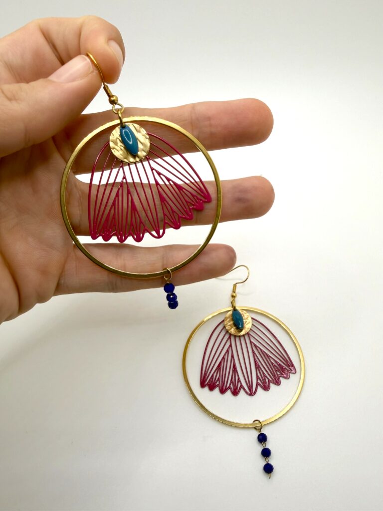 Boucles d'oreilles pendantes Fleur de Muguet Fuchsia et bleue, pensées et assemblées à La Réunion (974)