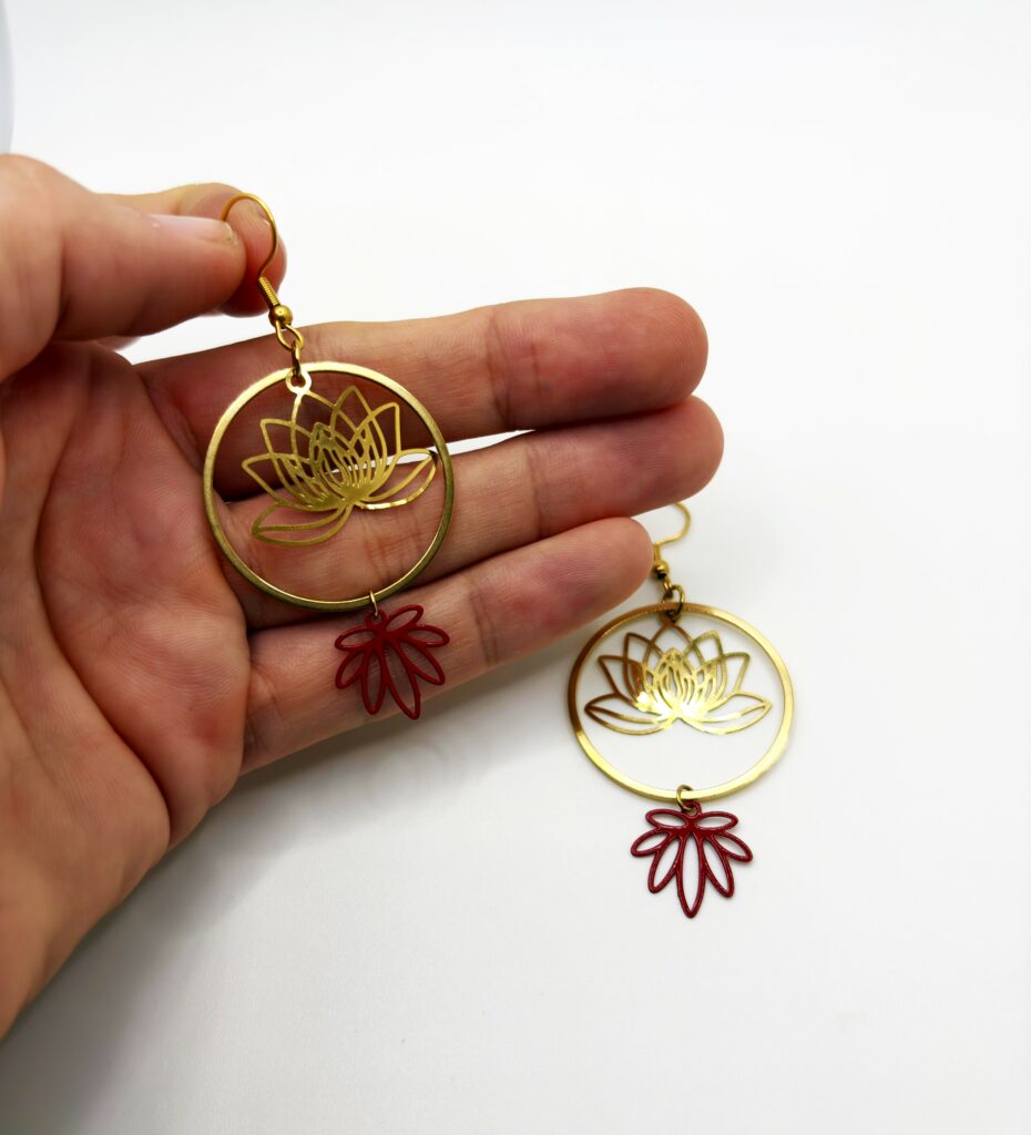 Boucles d'oreilles pendantes Fleur de Lotus dorée avec feuille colorée, pensées et assemblées à La Réunion (974)