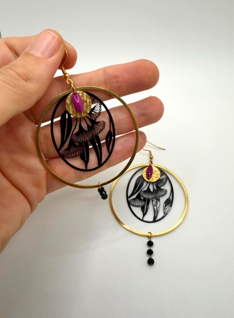 Boucles d'oreilles pendantes Nocturia noires et violet parme, pensées et assemblées à La Réunion (974)