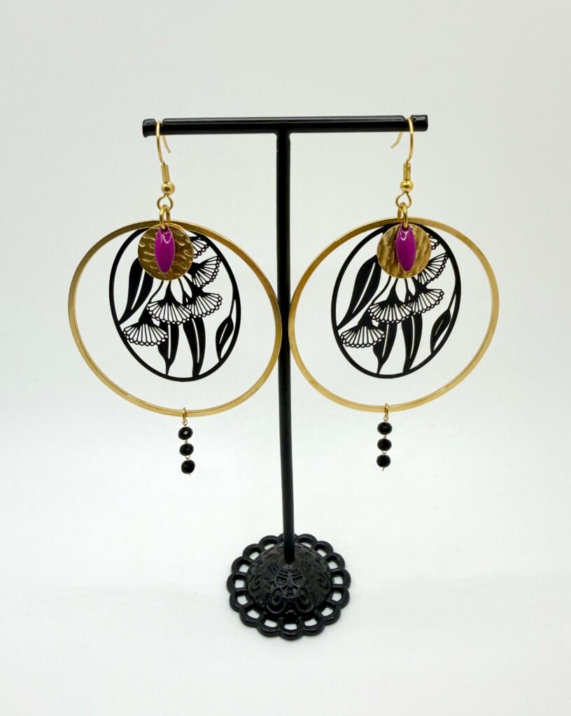 Boucles d'oreilles pendantes Nocturia noires et violet parme, pensées et assemblées à La Réunion (974)