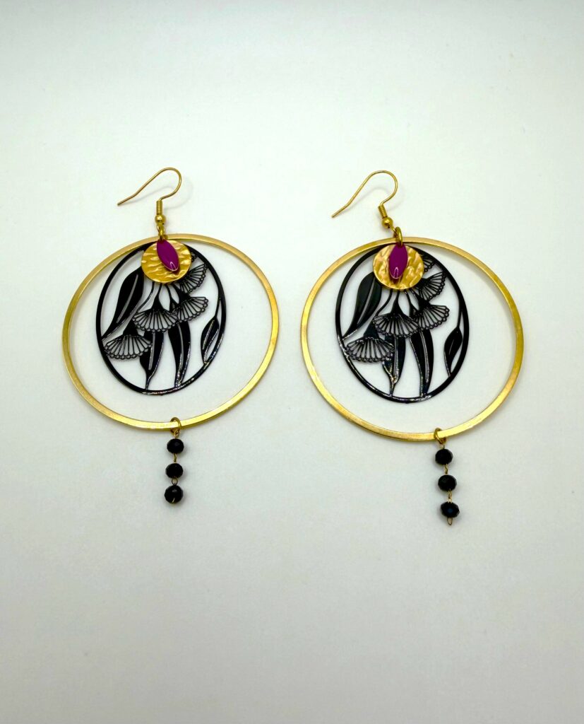 Boucles d'oreilles pendantes Nocturia noires et violet parme, pensées et assemblées à La Réunion (974)