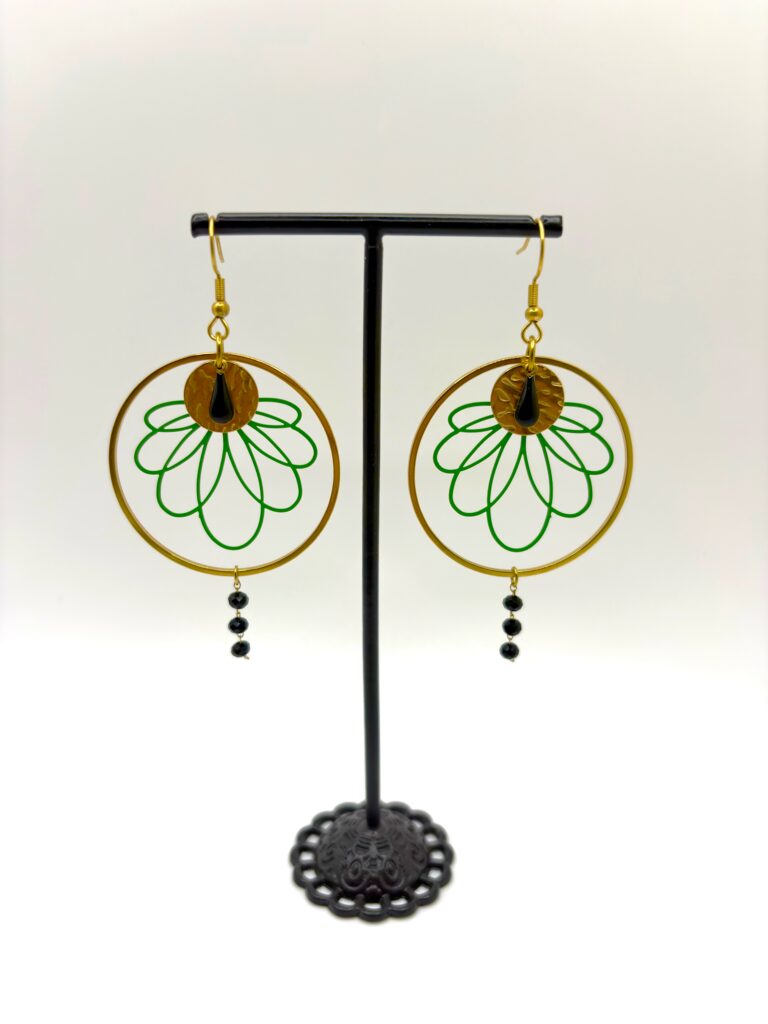 Boucles d'oreilles pendantes Orchidée Verte et noire, pensées et assemblées à La Réunion (974)