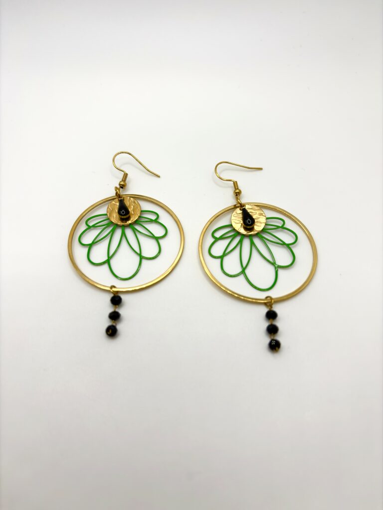 Boucles d'oreilles pendantes Orchidée Verte et noire, pensées et assemblées à La Réunion (974)