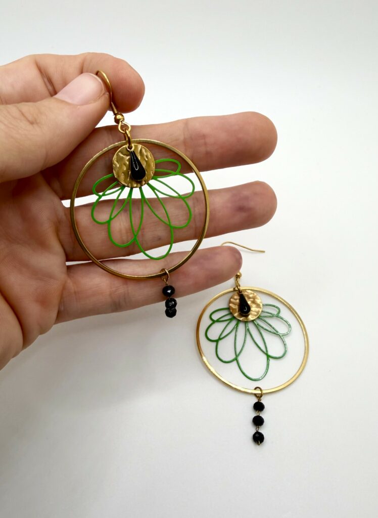 Boucles d'oreilles pendantes Orchidée Verte et noire, pensées et assemblées à La Réunion (974)