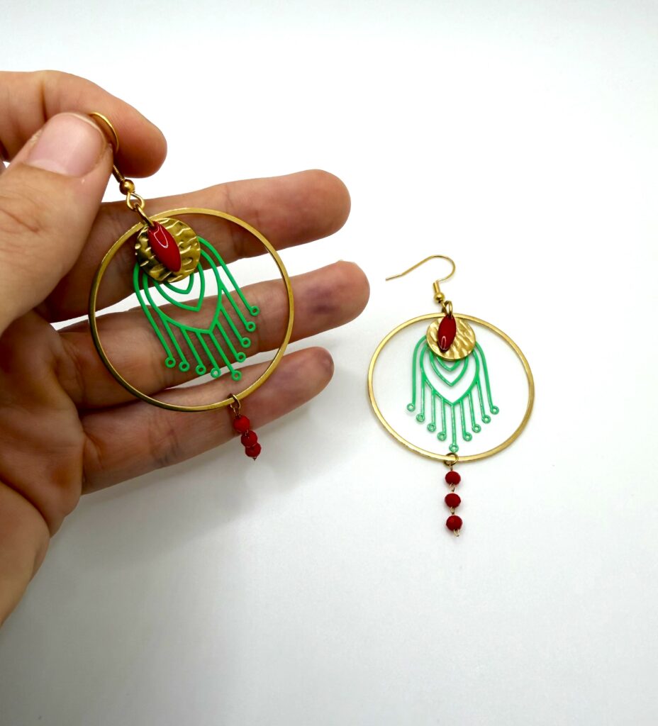 Boucles d'oreilles pendantes Amazonia vertes et rouges, pensées et assemblées à La Réunion (974)