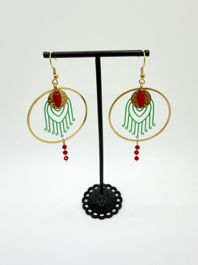 Boucles d'oreilles pendantes Amazonia vertes et rouges, pensées et assemblées à La Réunion (974)