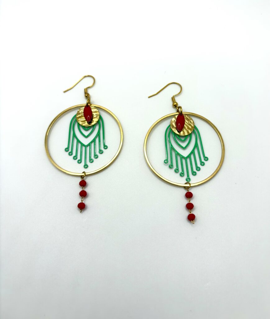 Boucles d'oreilles pendantes Amazonia vertes et rouges, pensées et assemblées à La Réunion (974)