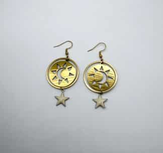 Boucles d'oreilles pendantes Céleste lune et étoiles dorées, pensées et assemblées à La Réunion (974)
