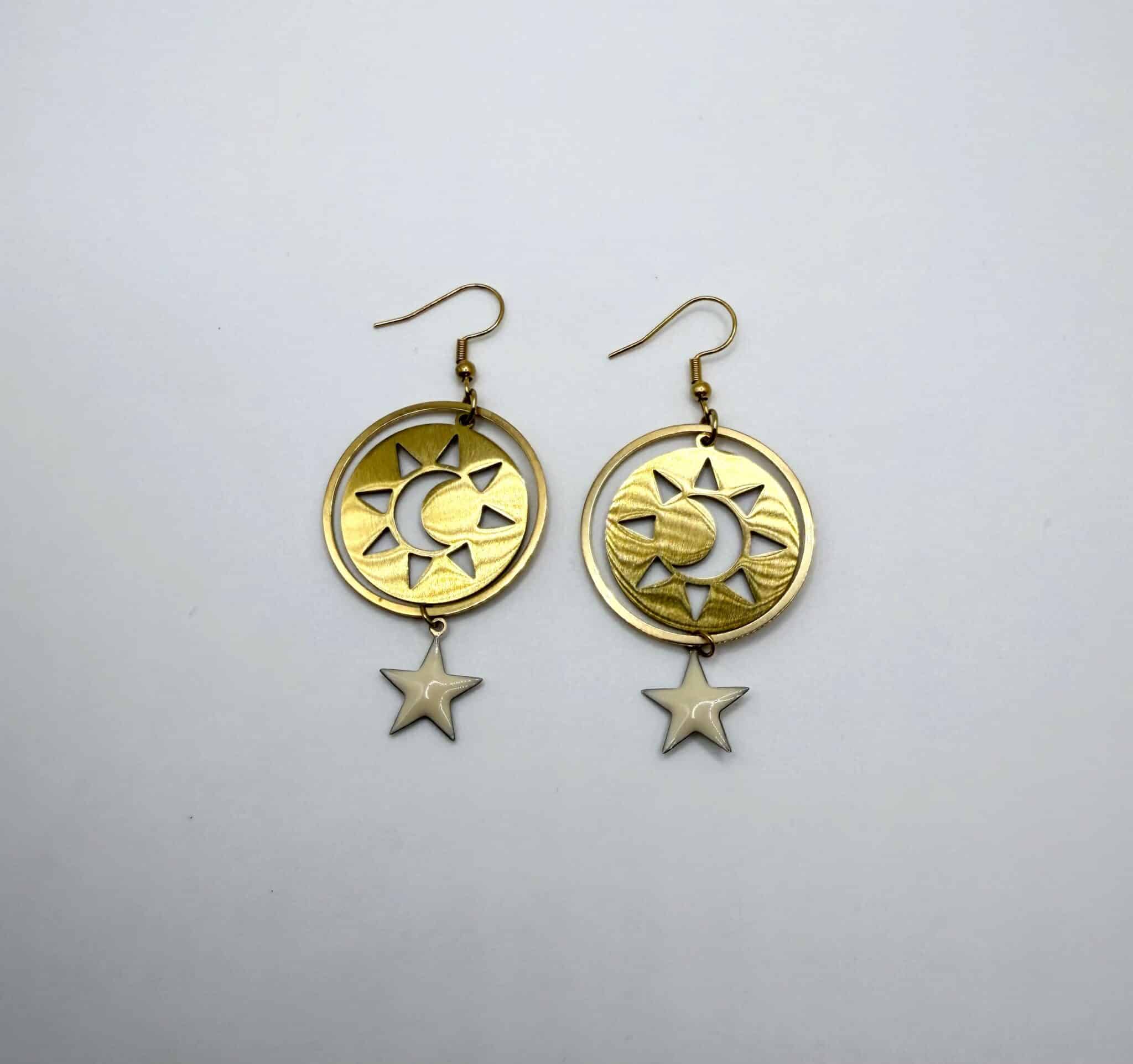 Boucles d'oreilles pendantes Céleste lune et étoiles dorées, pensées et assemblées à La Réunion (974)