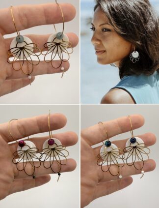 Boucles d'oreilles créoles Lucia orchidée nacrée, pensées et assemblées à La Réunion (974)