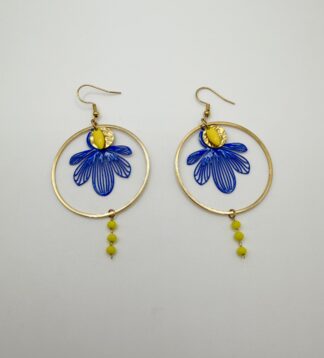 Boucles d'oreilles pendantes Maya abeille bleu roi et jaune, pensées et assemblées à La Réunion (974)