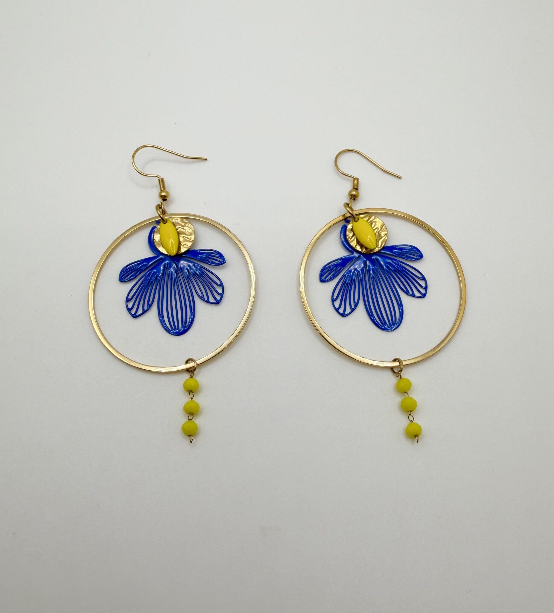Boucles d'oreilles pendantes Maya abeille bleu roi et jaune, pensées et assemblées à La Réunion (974)
