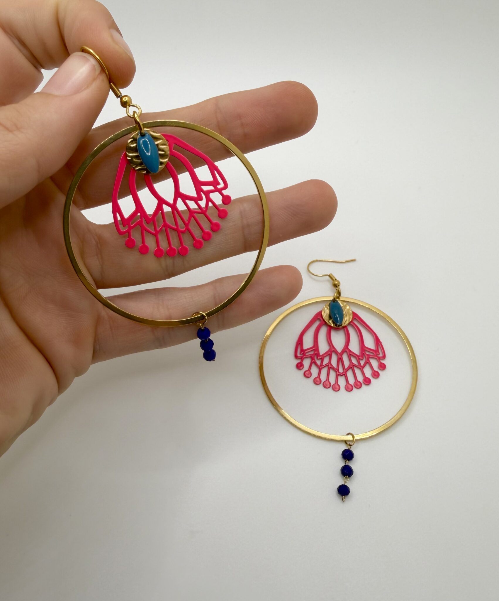 Boucles d'oreilles pendantes Nénuphar Fuchsia et bleue, pensées et assemblées à La Réunion (974)