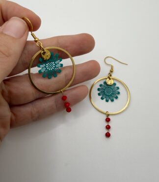 Boucles d'oreilles pendantes Gazania Turquoise et rouge, pensées et assemblées à La Réunion (974)
