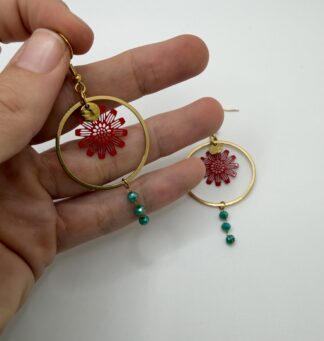 Boucles d'oreilles pendantes Gazania Turquoise et rouge, pensées et assemblées à La Réunion (974)
