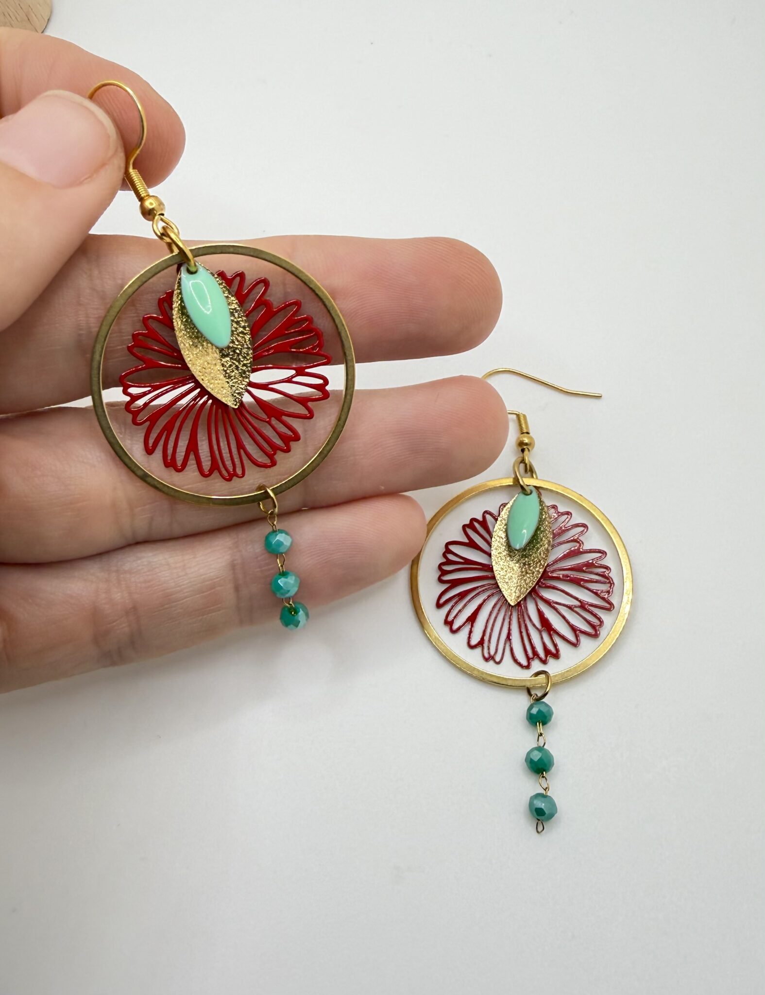 Boucles d'oreilles pendantes Marguerite Rouge et turquoise, pensées et assemblées à La Réunion (974)