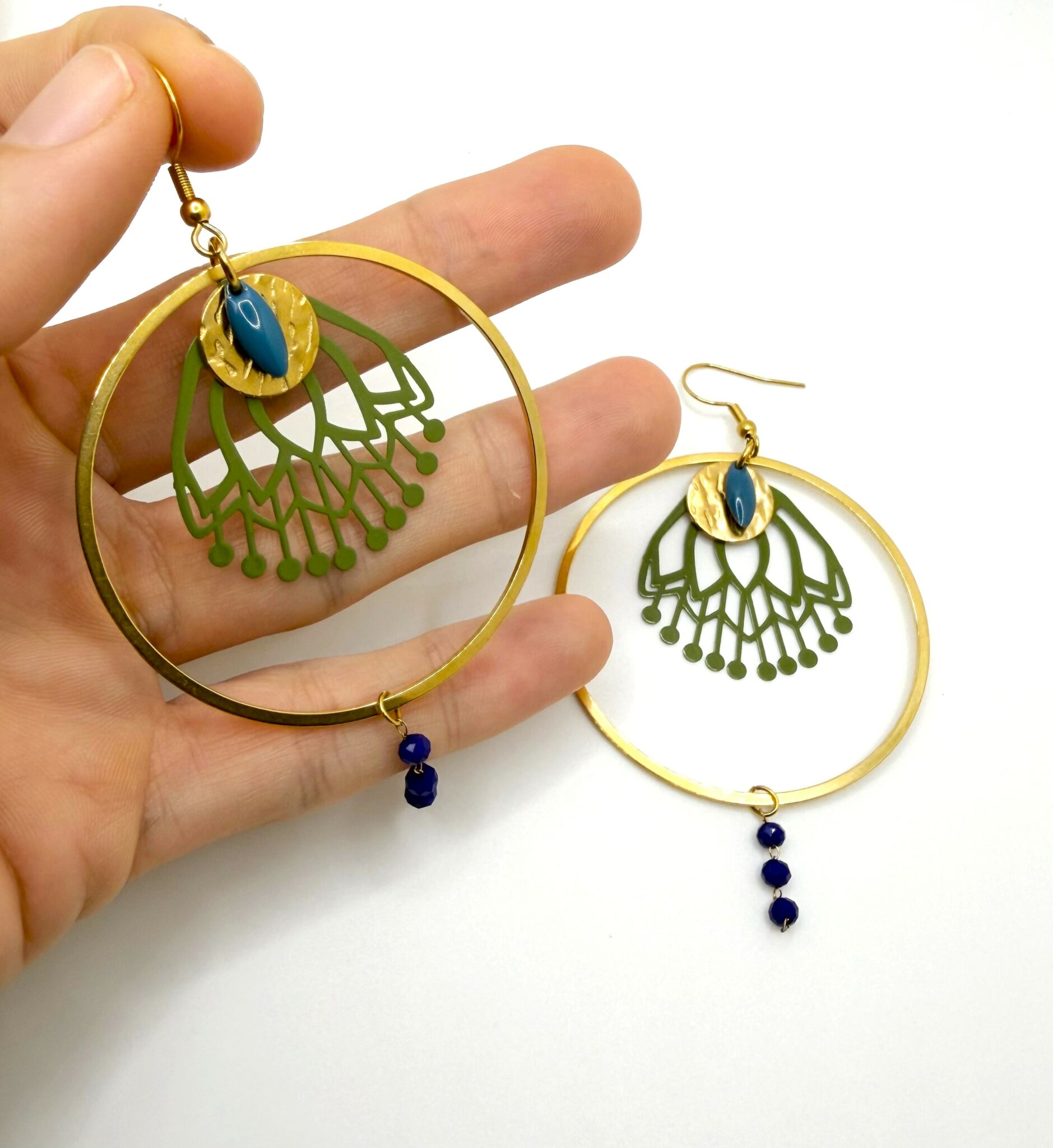 Boucles d'oreilles pendantes Nénuphar Fuchsia et bleue, pensées et assemblées à La Réunion (974)