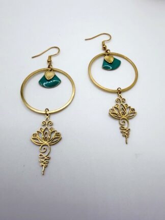 Boucles d'oreilles pendantes Lotus Bohème dorées avec sequin violet, pensées et assemblées à La Réunion (974)