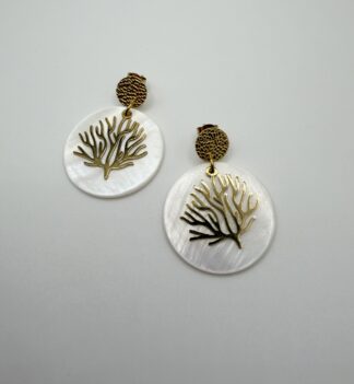 Boucles d'oreilles Corail Nacré dorées et nacre blanche, pensées et assemblées à La Réunion (974)