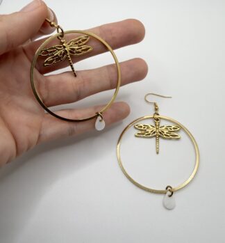 Boucles d'oreilles pendantes Libellule Nacrée dorée, pensées et assemblées à La Réunion (974)