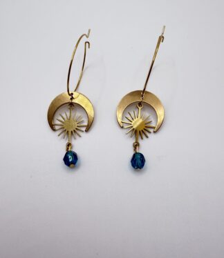 Boucles d'oreilles créoles Constellation lune et soleil dorées, pensées et assemblées à La Réunion (974)