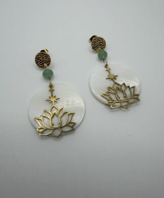 Boucles d'oreilles Lotus Nacré dorées et nacre blanche avec aventurine, pensées et assemblées à La Réunion (974)