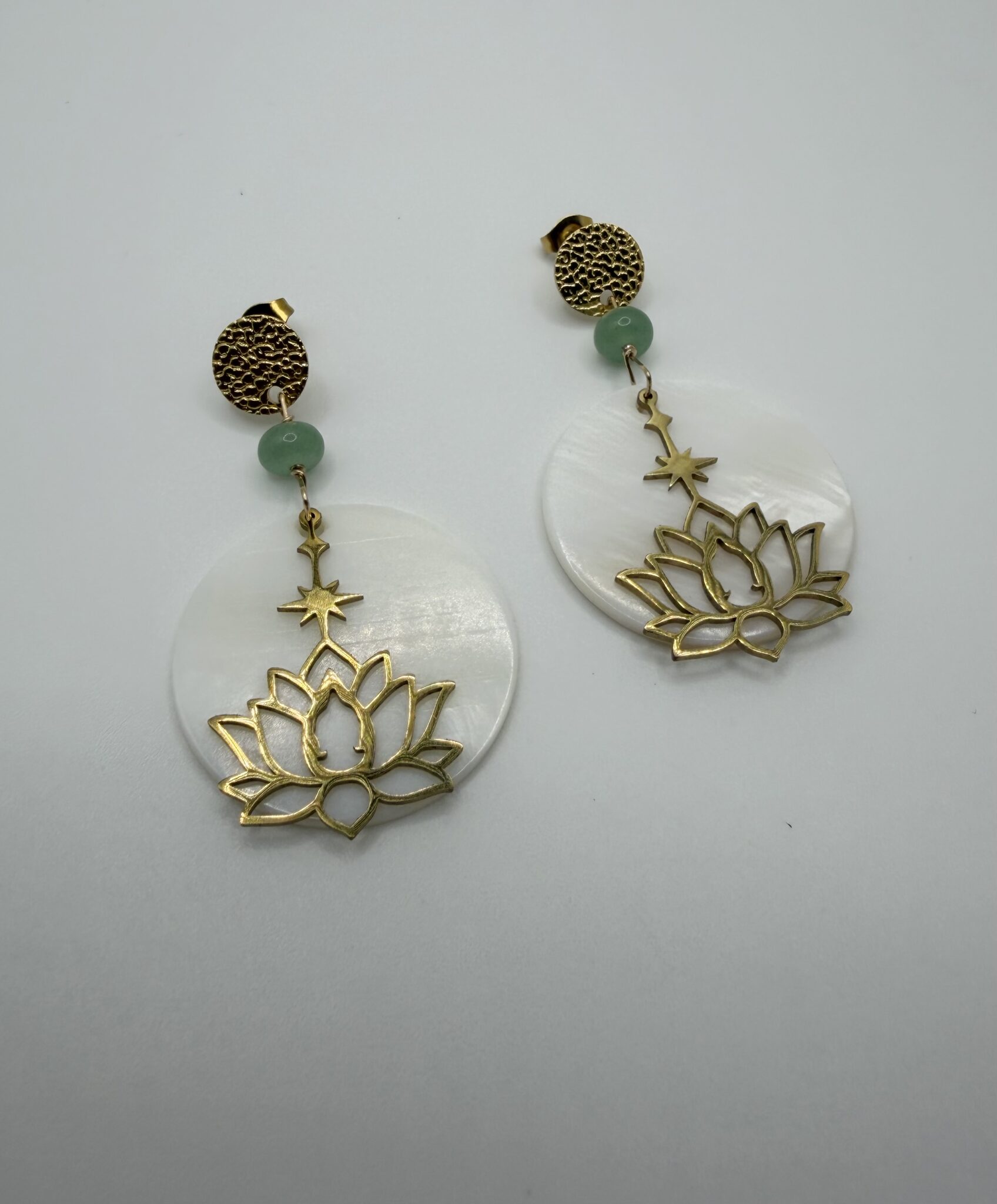 Boucles d'oreilles Lotus Nacré dorées et nacre blanche avec aventurine, pensées et assemblées à La Réunion (974)
