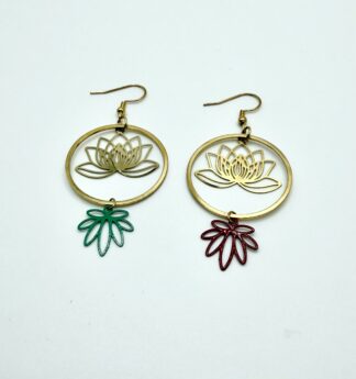 Boucles d'oreilles pendantes Fleur de Lotus dorée avec feuille colorée, pensées et assemblées à La Réunion (974)