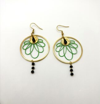 Boucles d'oreilles pendantes Orchidée Verte et noire, pensées et assemblées à La Réunion (974)
