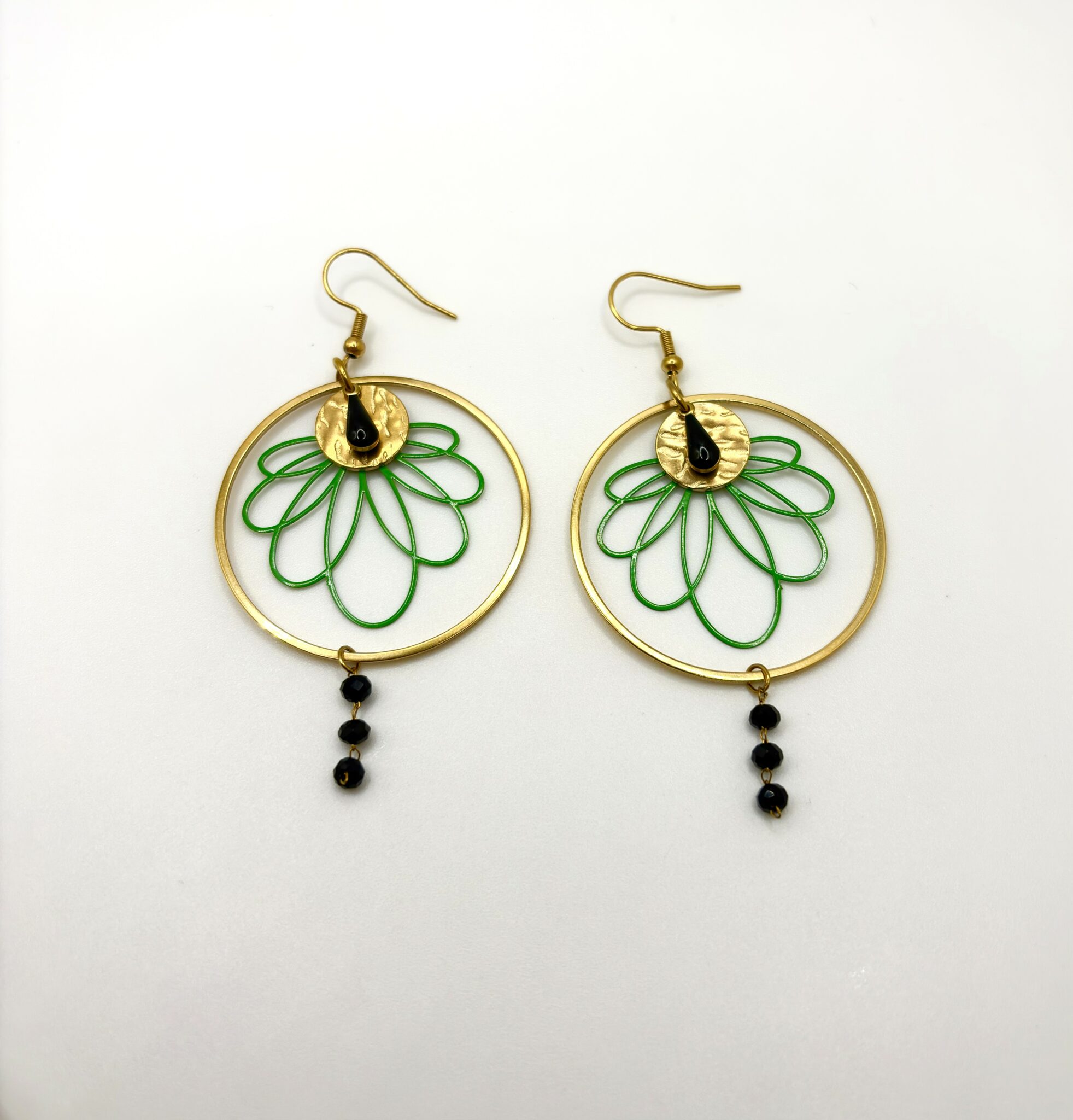 Boucles d'oreilles pendantes Orchidée Verte et noire, pensées et assemblées à La Réunion (974)